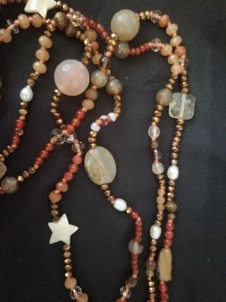 Collar de piedras doradas y rosas