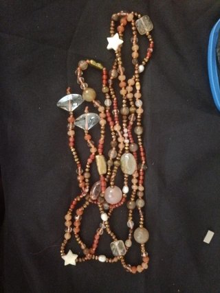 Collar de piedras doradas y rosas