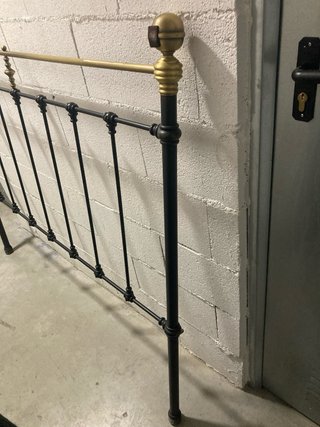 Cabecero de cama de hierro forjado negro y dorado