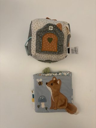 Juego estimulación bebé: cubo y libro