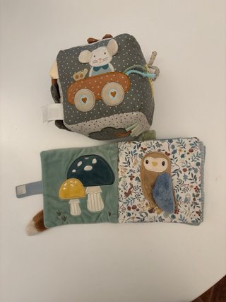 Juego estimulación bebé: cubo y libro