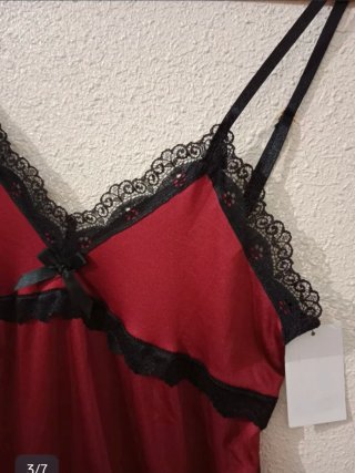 Camisón lencero rojo con encaje negro