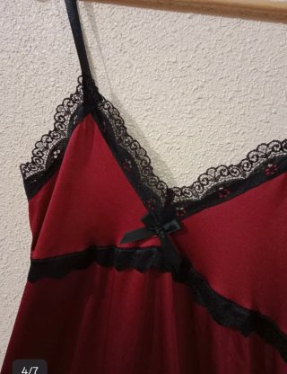 Camisón lencero rojo con encaje negro