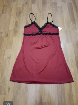 Camisón lencero rojo con encaje negro