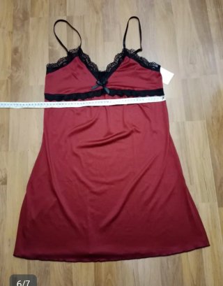 Camisón lencero rojo con encaje negro