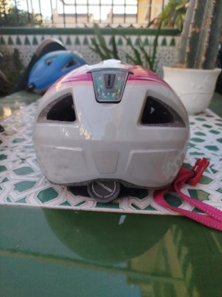 Casco de bici rosa y blanco