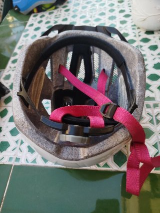 Casco de bici rosa y blanco