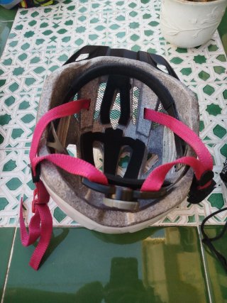 Casco de bici rosa y blanco