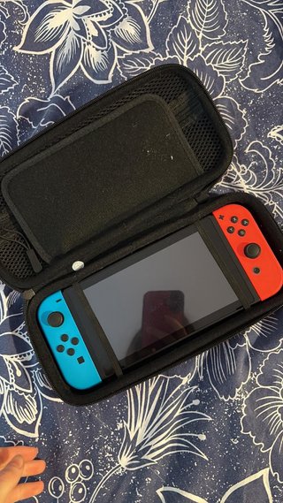 Nintendo Switch con funda y mandos azul y rojo