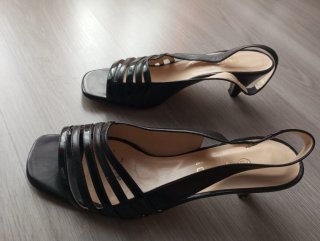 Sandalias de tacón negras para mujer