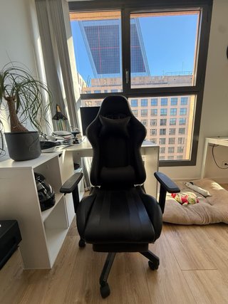 Mesa Gaming + Silla Ergonómica Negra + monitor