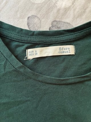 Camiseta con volantes en mangas