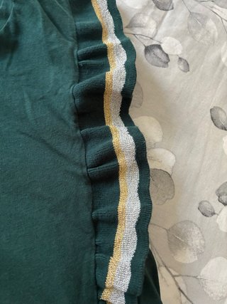Camiseta con volantes en mangas