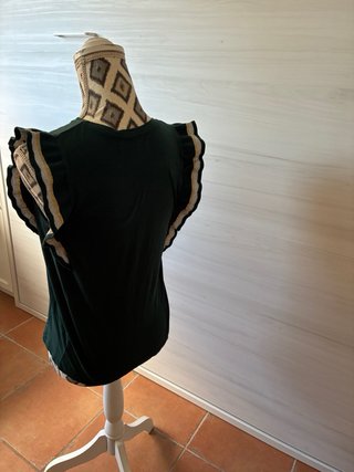 Camiseta con volantes en mangas