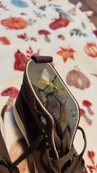 Converse marrones bordadas manualmente
