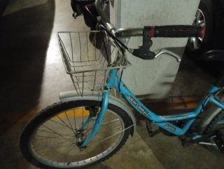 Bicicleta azul con cesta y portabultos
