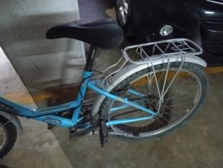 Bicicleta azul con cesta y portabultos