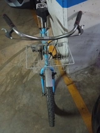 Bicicleta azul con cesta y portabultos
