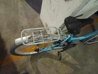 Bicicleta azul con cesta y portabultos