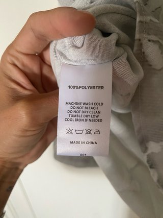 Camisa gris estampa floral manga larga sin estrena
