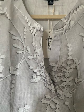 Camisa gris estampa floral manga larga sin estrena