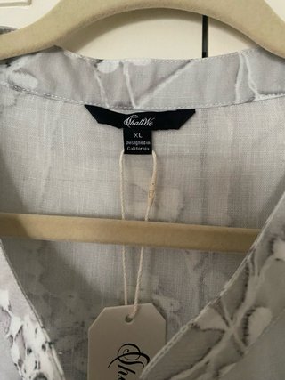 Camisa gris estampa floral manga larga sin estrena