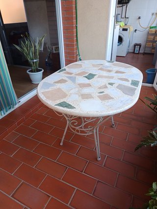 Mesa de jardín de hierro y mármol