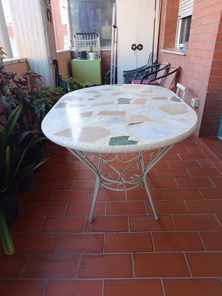 Mesa de jardín de hierro y mármol