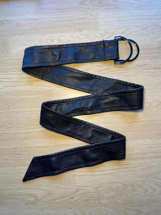 Cinturón de cuero negro con hebilla plateada