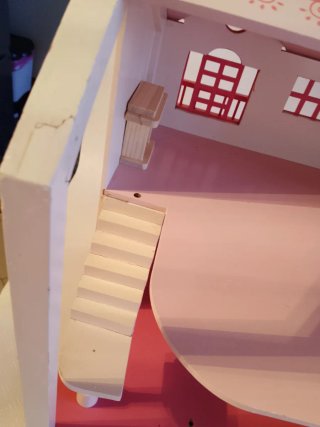 Casa de muñecas rosa y blanca
