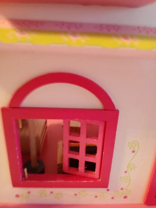 Casa de muñecas rosa y blanca