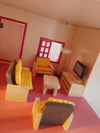 Casa de muñecas rosa y blanca
