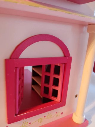 Casa de muñecas rosa y blanca