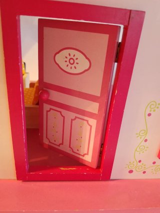 Casa de muñecas rosa y blanca