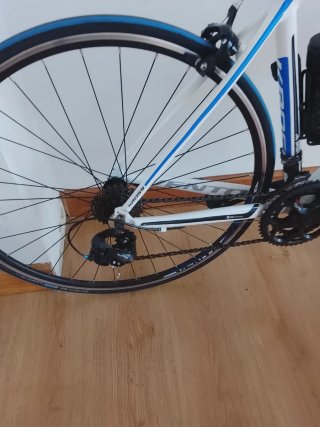Bicicleta de carretera KROSS blanca