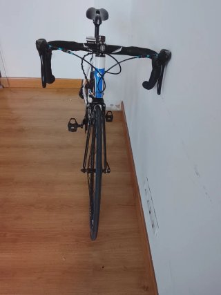Bicicleta de carretera KROSS blanca