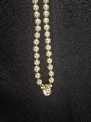 Collar de perlas con cierre dorado