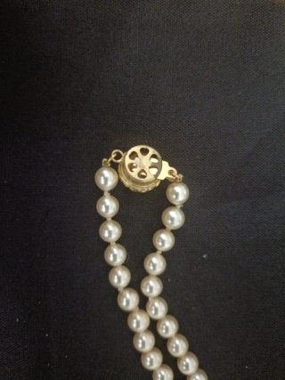 Collar de perlas con cierre dorado