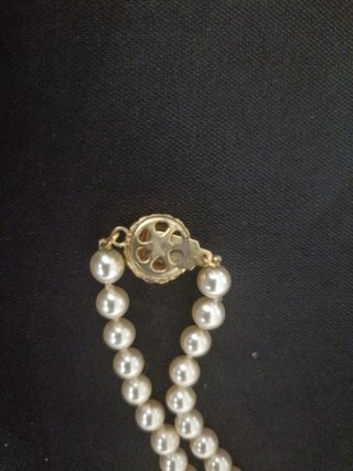 Collar de perlas con cierre dorado
