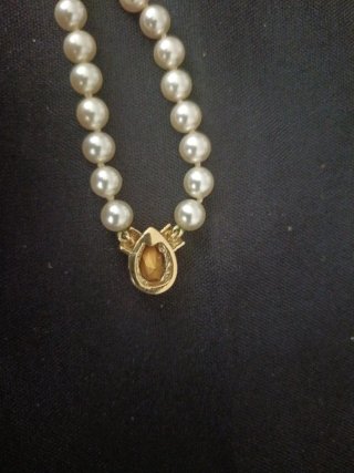 Collar de perlas con cierre dorado