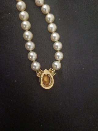 Collar de perlas con cierre dorado