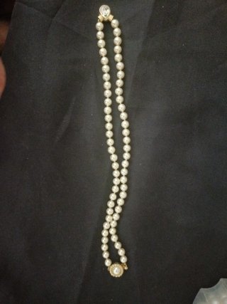 Collar de perlas con cierre dorado