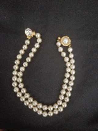 Collar de perlas con cierre dorado