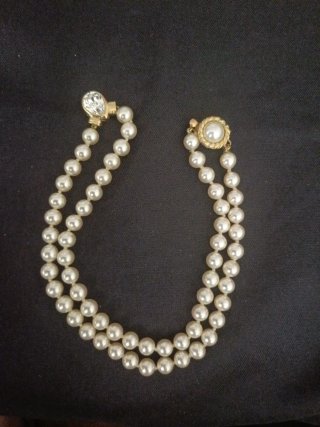 Collar de perlas con cierre dorado