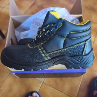 BOTAS DE SEGURIDAD NUEVAS T44