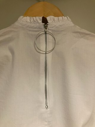Camisa Stradivarius blanca cuello alto