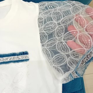 T-shirt donna con paillettes e pizzo