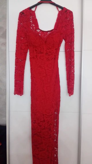 Vestido rojo largo de encaje