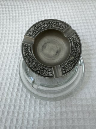 Cenicero cristal con tapa metal decorada.