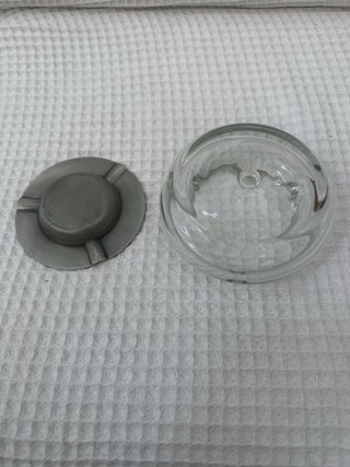 Cenicero cristal con tapa metal decorada.